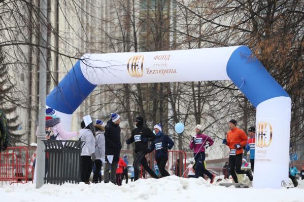«Скучновато просто бегать в парке». Викинги, кенгуру, Деды морозы и мужчины с голыми торсами «оккупировали» центр Екатеринбурга - Фото 3