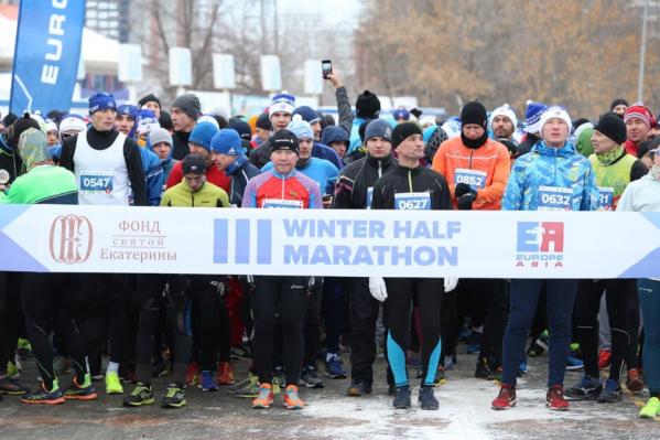 «Скучновато просто бегать в парке». Викинги, кенгуру, Деды морозы и мужчины с голыми торсами «оккупировали» центр Екатеринбурга - Фото 6