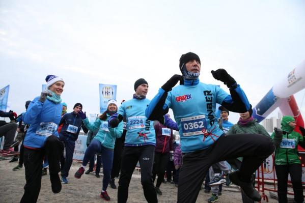 «Скучновато просто бегать в парке». Викинги, кенгуру, Деды морозы и мужчины с голыми торсами «оккупировали» центр Екатеринбурга - Фото 7