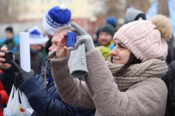 «Скучновато просто бегать в парке». Викинги, кенгуру, Деды морозы и мужчины с голыми торсами «оккупировали» центр Екатеринбурга - Фото 8