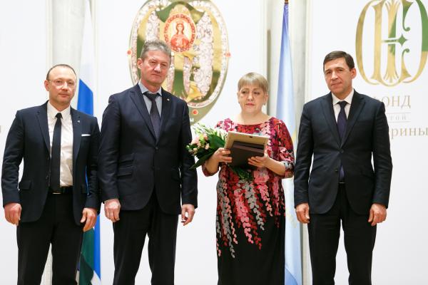 Воздушная фея, ремонтник-благотворитель и многодетная мама: Куйвашев вручил награды героям, чьи подвиги изменили судьбы уральцев - Фото 4