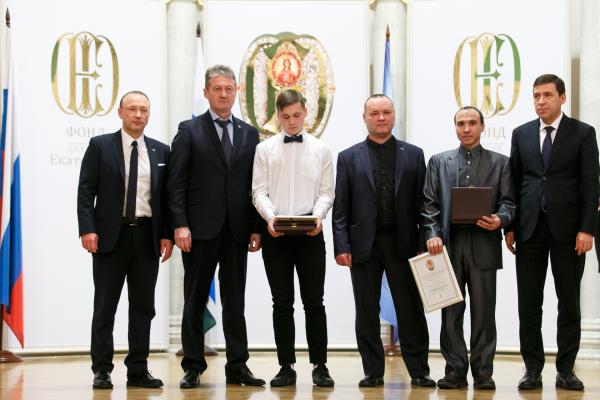 Воздушная фея, ремонтник-благотворитель и многодетная мама: Куйвашев вручил награды героям, чьи подвиги изменили судьбы уральцев - Фото 5