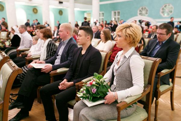 Воздушная фея, ремонтник-благотворитель и многодетная мама: Куйвашев вручил награды героям, чьи подвиги изменили судьбы уральцев - Фото 6