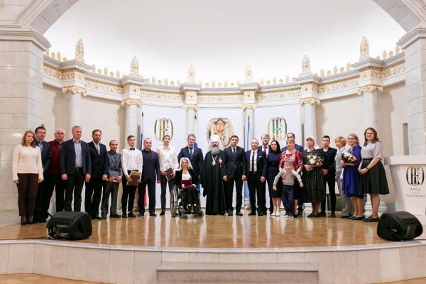 Воздушная фея, ремонтник-благотворитель и многодетная мама: Куйвашев вручил награды героям, чьи подвиги изменили судьбы уральцев - Фото 7