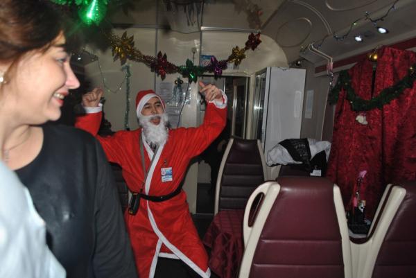 «Один раз даже банан дали». Рассказываем, как врачи, проводники и Дед Мороз встречают Новый год  - Фото 2