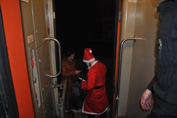 «Один раз даже банан дали». Рассказываем, как врачи, проводники и Дед Мороз встречают Новый год  - Фото 5