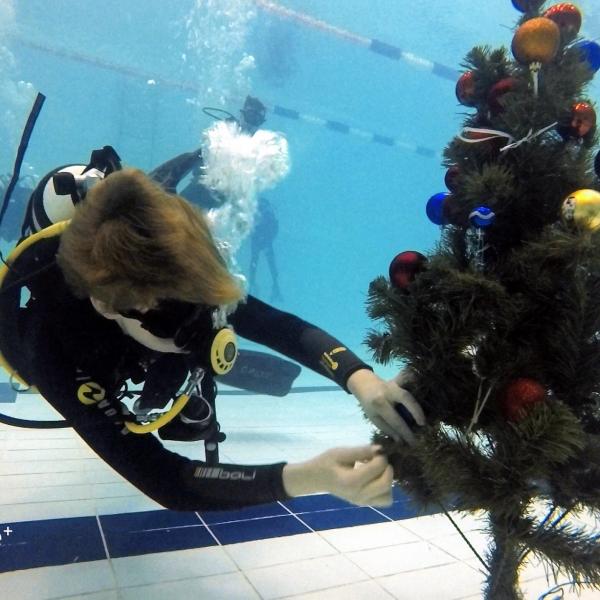 «Один раз даже банан дали». Рассказываем, как врачи, проводники и Дед Мороз встречают Новый год  - Фото 6