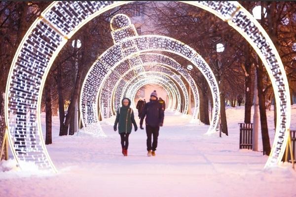 В Екатеринбурге перед театром драмы открылся «Рождественский сквер» - Фото 3