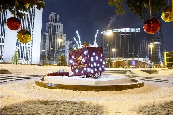 В Екатеринбурге перед театром драмы открылся «Рождественский сквер» - Фото 5