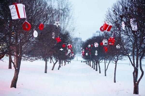 В Екатеринбурге перед театром драмы открылся «Рождественский сквер» - Фото 6