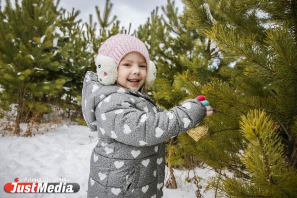 Влада Фурса, 4 года: «Елка к детям торопилась и на праздник нарядилась». Новый год в Екатеринбурге будет теплым и ясным - Фото 2