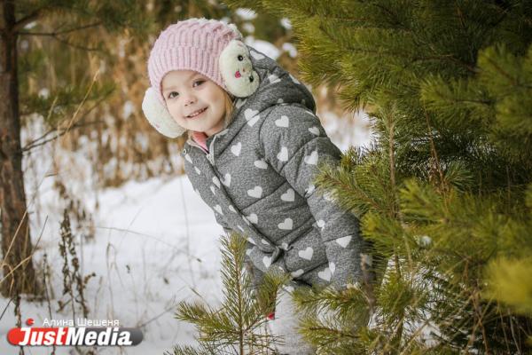 Влада Фурса, 4 года: «Елка к детям торопилась и на праздник нарядилась». Новый год в Екатеринбурге будет теплым и ясным - Фото 10