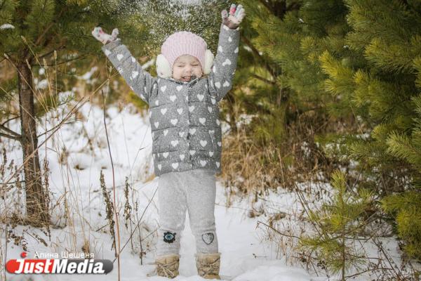 Влада Фурса, 4 года: «Елка к детям торопилась и на праздник нарядилась». Новый год в Екатеринбурге будет теплым и ясным - Фото 11