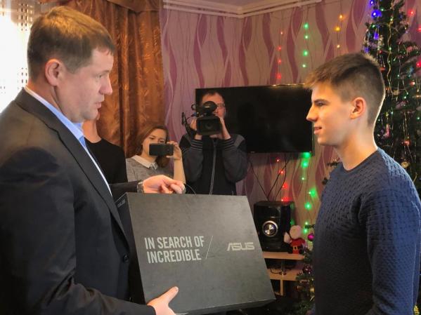 Евгений Куйвашев исполнил все мечты свердловчан, размещенные на «Елке желаний» в Кремле - Фото 3