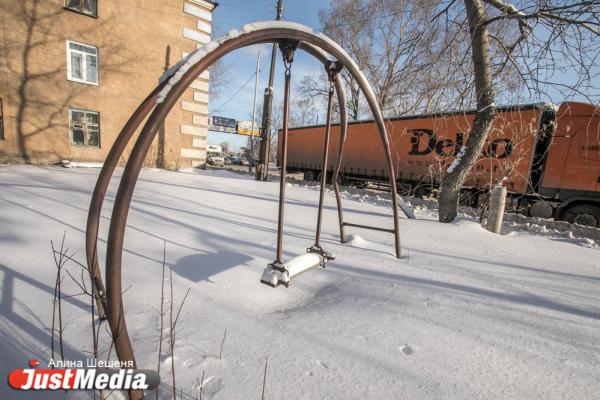 «Живем, как на пороховой бочке». Жители самого депрессивного дома Екатеринбурга девятый год пытаются добиться расселения - Фото 4