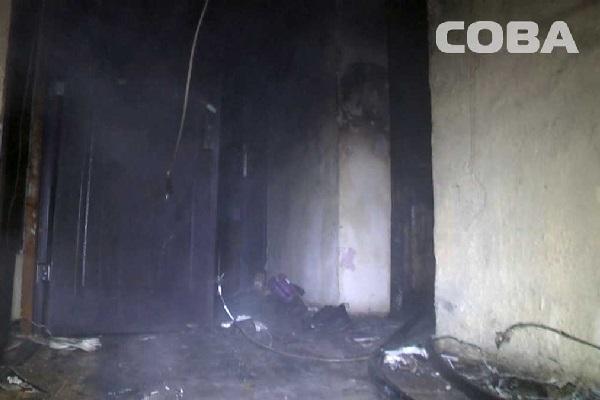 В Екатеринбурге на улице Краснофлотцев мужчина зажег в квартире факел и устроил пожар - Фото 2