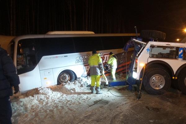 На ЕКАДе автобус футбольного клуба «Урал» съехал в кювет - Фото 2