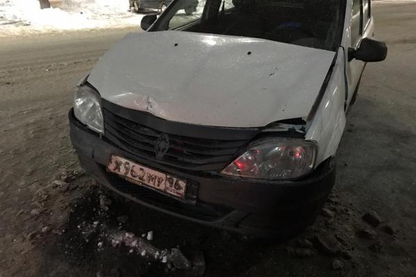 В центре Екатеринбурга Mercedes подставился под Renault - Фото 3