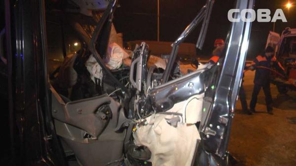 В Екатеринбурге страшной аварии с участием микроавтобуса и снегоуборочной техники пострадали 5 человек - Фото 6
