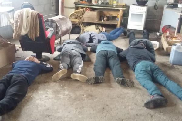 В Свердловской области накрыли подпольный цех и склад, где хранилось 16 тонн паленого алкоголя  - Фото 4