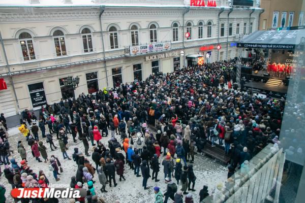 Екатеринбуржцы перекрыли улицу Вайнера ради бургера от Тимати - Фото 2