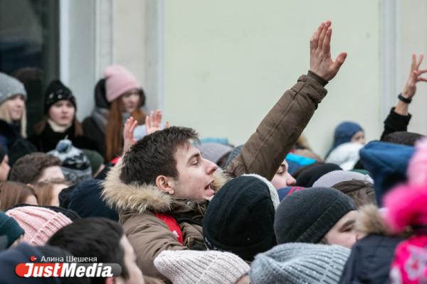 Екатеринбуржцы перекрыли улицу Вайнера ради бургера от Тимати - Фото 3