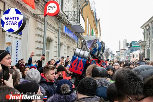 Екатеринбуржцы перекрыли улицу Вайнера ради бургера от Тимати - Фото 5