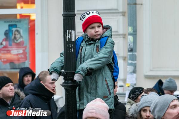 Екатеринбуржцы перекрыли улицу Вайнера ради бургера от Тимати - Фото 8