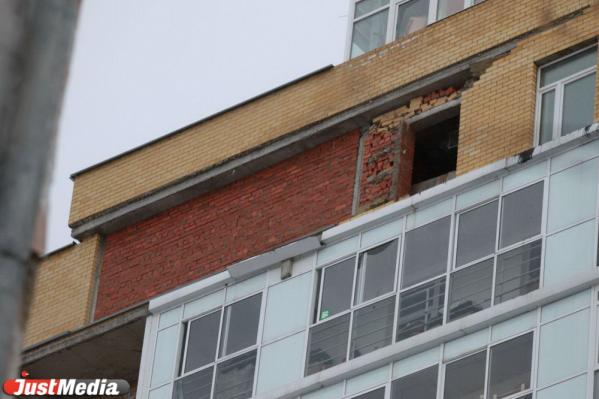 В Екатеринбурге обвалился фасад дома, который жильцы достраивали сами - Фото 7