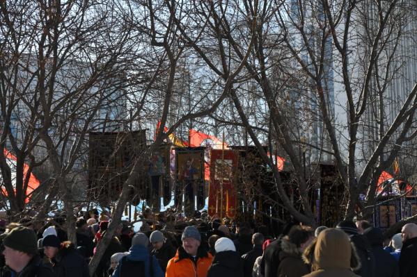 Кинозвезды, бизнесмены, чиновники и депутаты вышли помолиться за храм святой Екатерины вместе с обычными жителями - Фото 4