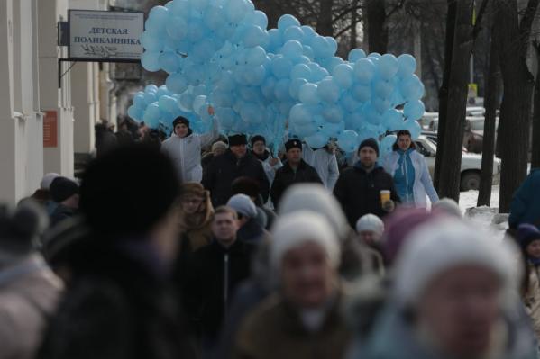 Кинозвезды, бизнесмены, чиновники и депутаты вышли помолиться за храм святой Екатерины вместе с обычными жителями - Фото 5