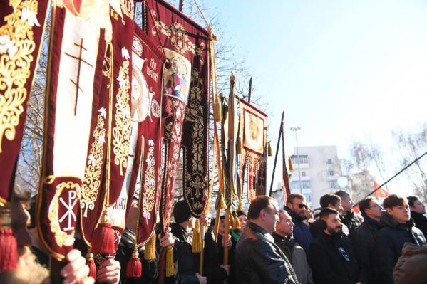 Кинозвезды, бизнесмены, чиновники и депутаты вышли помолиться за храм святой Екатерины вместе с обычными жителями - Фото 6