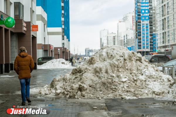 Весенний Екатеринбург готовится поставить рекорд по количеству луж - Фото 9