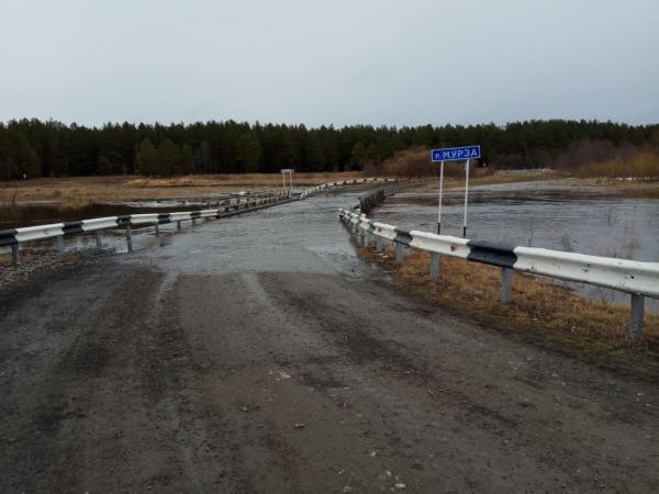 В Ирбите три моста и дороги рядом с ними ушли под воду  - Фото 2