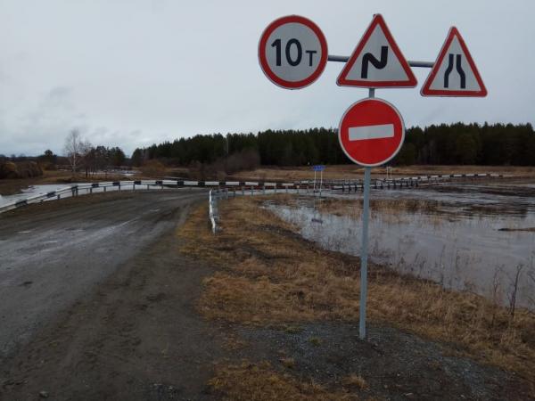 В Ирбите три моста и дороги рядом с ними ушли под воду  - Фото 3