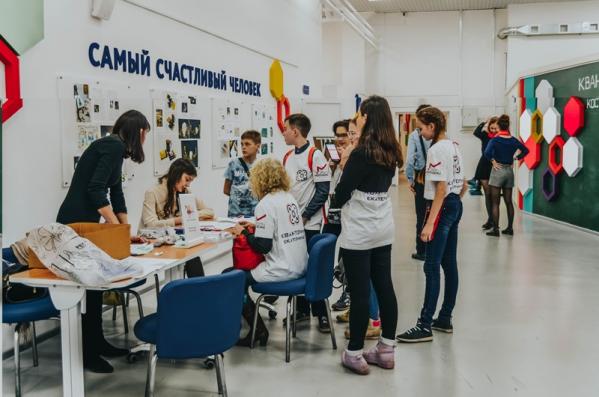Екатеринбургские учащиеся создали сумку-робомопса Жужу, которая может сама добираться до школы - Фото 2