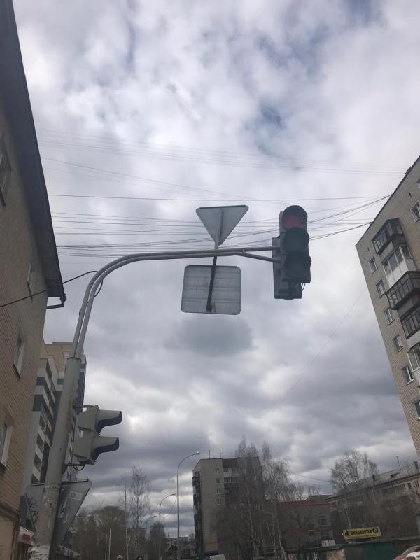 В Екатеринбурге на ребенка упал дорожный знак - Фото 2