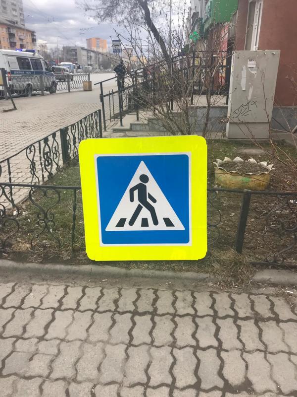 В Екатеринбурге на ребенка упал дорожный знак - Фото 3