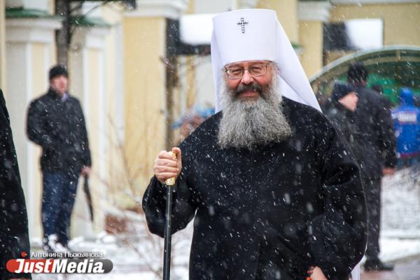 Крестный ход с песнями палестинских скаутов и гигантский кулич. Как 20 000 верующих отпраздновали Пасху под снегом - Фото 3