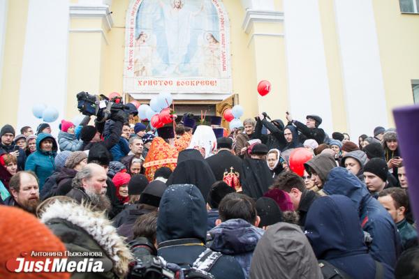 Крестный ход с песнями палестинских скаутов и гигантский кулич. Как 20 000 верующих отпраздновали Пасху под снегом - Фото 4
