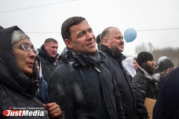 Крестный ход с песнями палестинских скаутов и гигантский кулич. Как 20 000 верующих отпраздновали Пасху под снегом - Фото 6