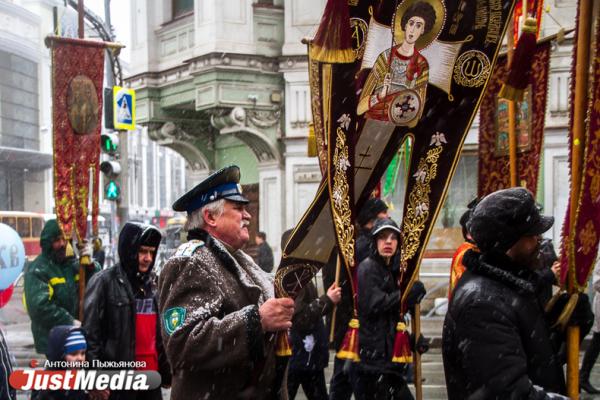 Крестный ход с песнями палестинских скаутов и гигантский кулич. Как 20 000 верующих отпраздновали Пасху под снегом - Фото 7