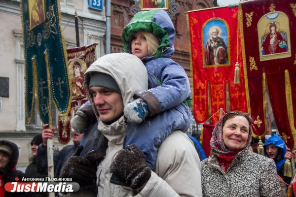 Крестный ход с песнями палестинских скаутов и гигантский кулич. Как 20 000 верующих отпраздновали Пасху под снегом - Фото 8
