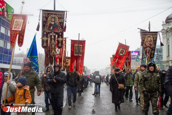 Крестный ход с песнями палестинских скаутов и гигантский кулич. Как 20 000 верующих отпраздновали Пасху под снегом - Фото 9