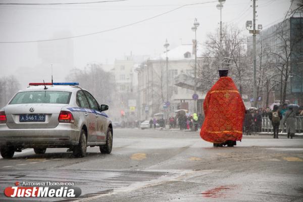 Крестный ход с песнями палестинских скаутов и гигантский кулич. Как 20 000 верующих отпраздновали Пасху под снегом - Фото 10