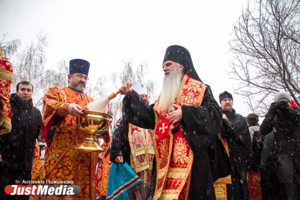Крестный ход с песнями палестинских скаутов и гигантский кулич. Как 20 000 верующих отпраздновали Пасху под снегом - Фото 11