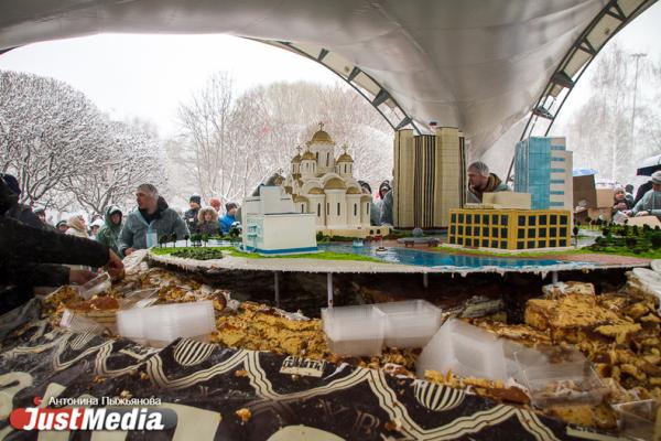 Крестный ход с песнями палестинских скаутов и гигантский кулич. Как 20 000 верующих отпраздновали Пасху под снегом - Фото 12