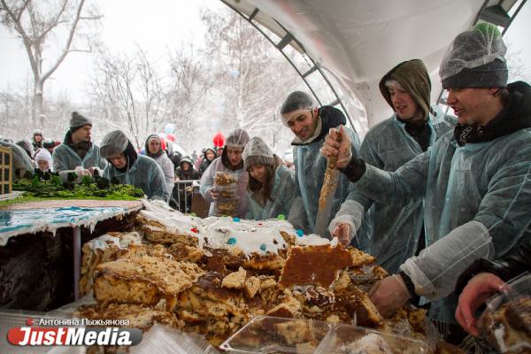 Крестный ход с песнями палестинских скаутов и гигантский кулич. Как 20 000 верующих отпраздновали Пасху под снегом - Фото 13