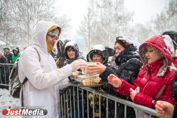 Крестный ход с песнями палестинских скаутов и гигантский кулич. Как 20 000 верующих отпраздновали Пасху под снегом - Фото 14
