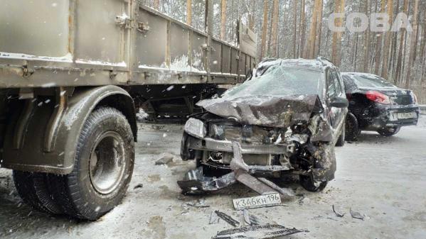 На ЕКАДе в жутком ДТП с участием четырех машин погибла женщина - Фото 3